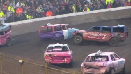 Çarpışan araçların içinde ölümle burun buruna yarışıyorlar