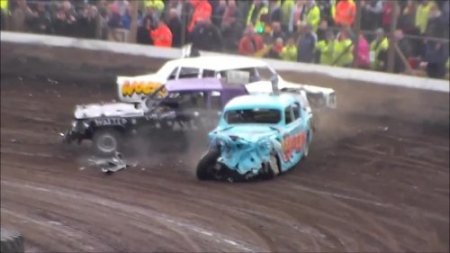 Çarpışan araçların içinde ölümle burun buruna yarışıyorlar