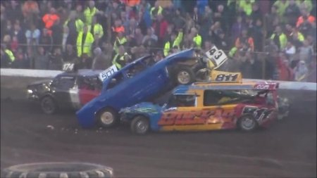 Çarpışan araçların içinde ölümle burun buruna yarışıyorlar