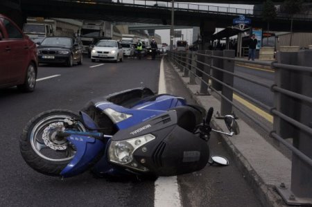 Çarptığı motosiklet sürücüsünü yaralı halde bırakıp kaçtı (Özel)