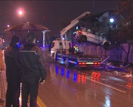 Çarptığı otobüs durağını paramparça yaptı