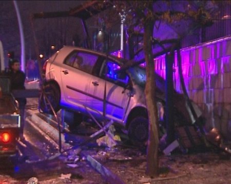 Çarptığı otobüs durağını paramparça yaptı