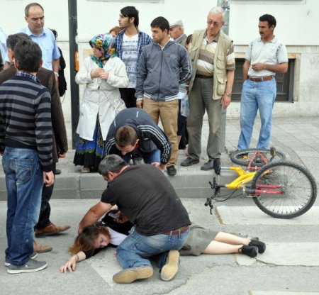 Çarpttığı Yaya İçin Gözyaşı Döken Çocuğu Polis Sakinleştirdi
