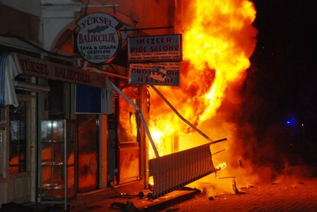 Çarşıbaşı'nda Halı Deposu Yandı