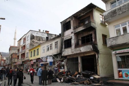 Çarşıbaşı'nda Halı Deposu Yandı