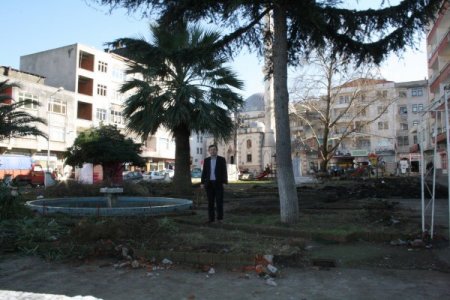 Çarşıbaşı’nda park, kent meydanı şekline dönüştürülüyor