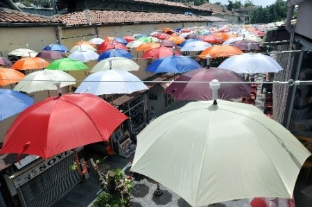 Çarşının üzerine yüzlerce şemsiye ile dekor yapıldı