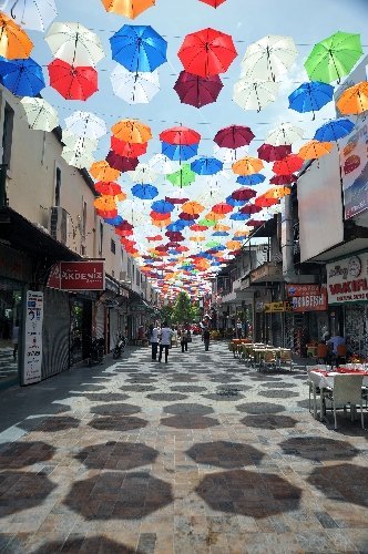 Çarşının üzerine yüzlerce şemsiye ile dekor yapıldı