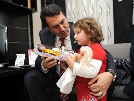 Çat kapı ev ziyareti yapan Dündar’a bebek sürprizi