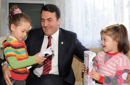 Çat kapı ev ziyareti yapan Dündar’a bebek sürprizi