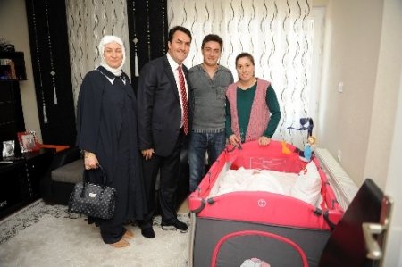 Çat kapı ev ziyareti yapan Dündar’a bebek sürprizi