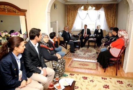 Çat kapı ev ziyareti yapan Dündar’a bebek sürprizi