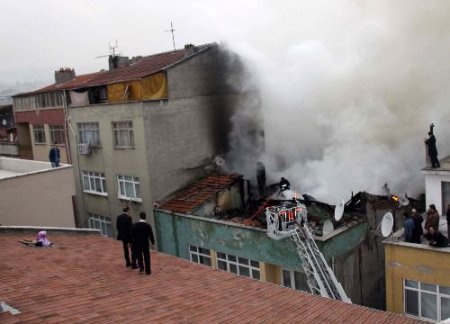 Çatı Katında Çıkan Yangın, Paniğe Neden Oldu