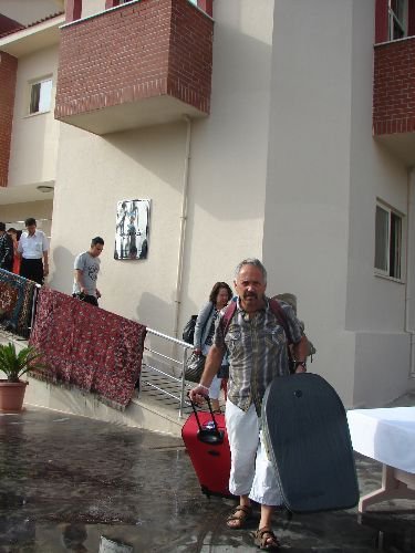Çatı Katında Yangın Çıkan Otelde Turistler Yakın Otellere Yerleştirildi