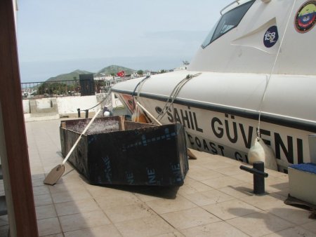 Çatı malzemesinden sandal yapan balıkçıları Sahil Güvenlik kurtardı