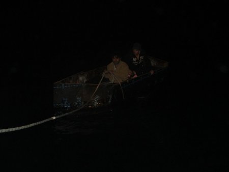 Çatı malzemesinden sandal yapan balıkçıları Sahil Güvenlik kurtardı