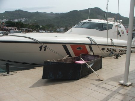 Çatı malzemesinden sandal yapan balıkçıları Sahil Güvenlik kurtardı