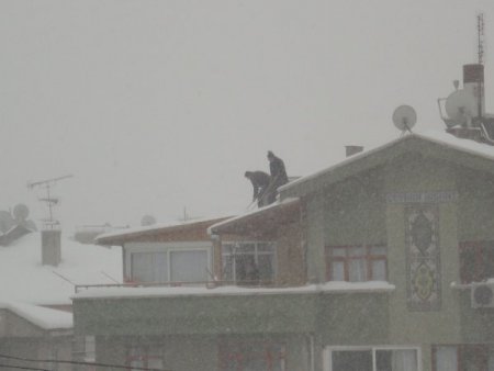 Çatıda Tehlikeli Kar Temizliği