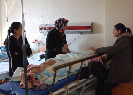 Çatıdan düşen kar kütlesi genç kızın yaralanmasına neden oldu