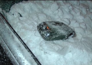 Çatıdan Otomobillerin Üzerine Düşen Karlar Hasara Neden Oldu