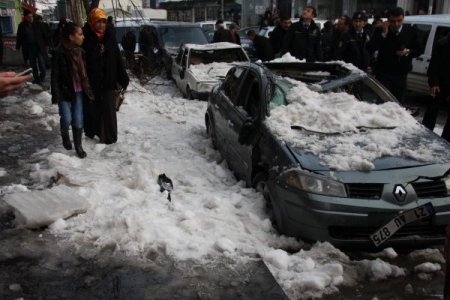 Çatılarda biriken karların düşmesi sonucu 2 kişi yaralandı