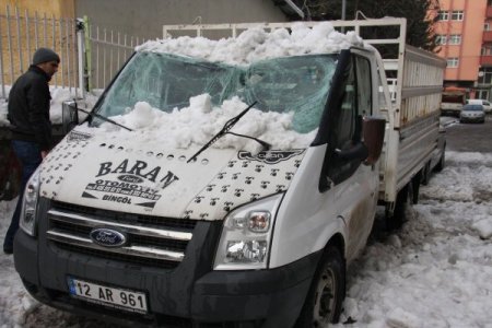 Çatılarda biriken karların düşmesi sonucu 2 kişi yaralandı