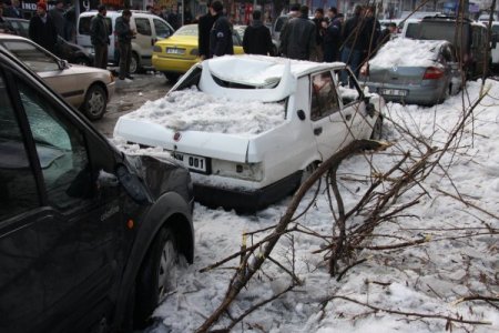 Çatılarda biriken karların düşmesi sonucu 2 kişi yaralandı