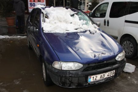 Çatılarda biriken karların düşmesi sonucu 2 kişi yaralandı