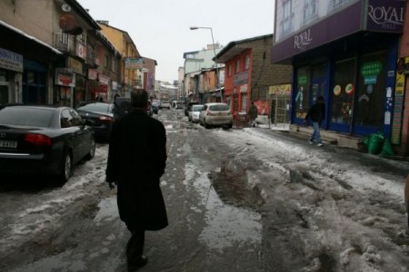 Çatılardan Düşen Kar Kütleleri Caddelerde Göletler Oluşturdu