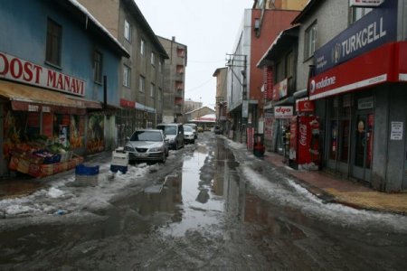 Çatılardan Düşen Kar Kütleleri Caddelerde Göletler Oluşturdu