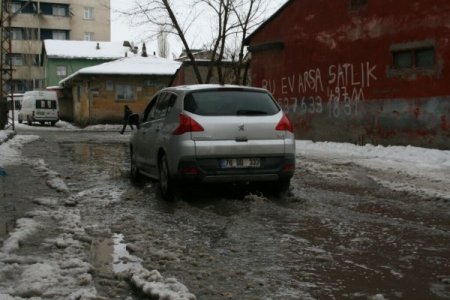 Çatılardan Düşen Kar Kütleleri Caddelerde Göletler Oluşturdu