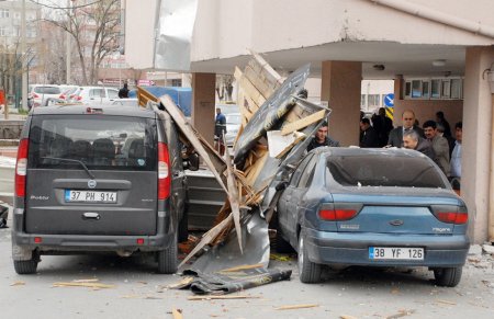 Çatısı uçan hastanede izdiham yaşandı