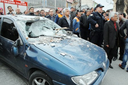 Çatısı uçan hastanede izdiham yaşandı