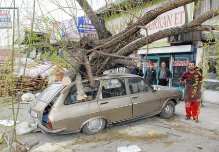 Çatısı uçan hastanede izdiham yaşandı
