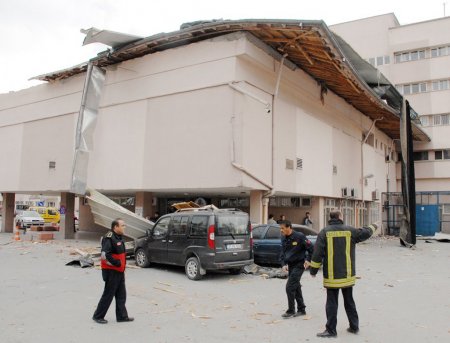 Çatısı uçan hastanede izdiham yaşandı