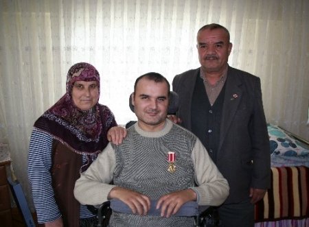 Çatışmada felç olan gazi oğluna 12 yıldır bebek gibi bakıyor