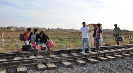 Çatışmalardan kaçan Suriyeliler, Derbesiye’den Türkiye sınırına akın ediyor