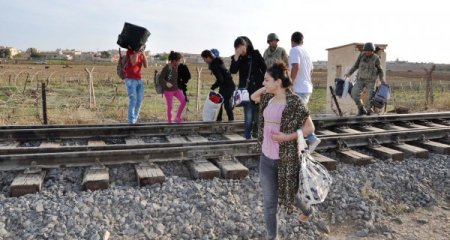 Çatışmalardan kaçan Suriyeliler, Derbesiye’den Türkiye sınırına akın ediyor