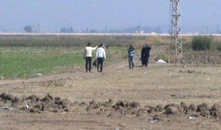 Çatışmaların dinmediği Harim’den yaya olarak kaçıyorlar