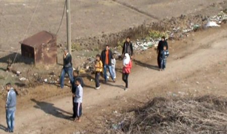 Çatışmaların dinmediği Harim’den yaya olarak kaçıyorlar