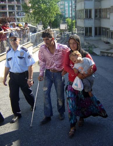 Çatıya Çıkan Gençler, Polise Zor Anlar Yaşattı