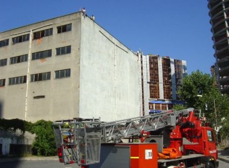 Çatıya Çıkan Gençler, Polise Zor Anlar Yaşattı