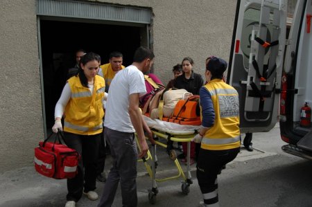 Çatıya düşen paspası almak isterken canından oluyordu