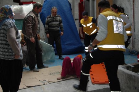 Çatıya düşen paspası almak isterken canından oluyordu