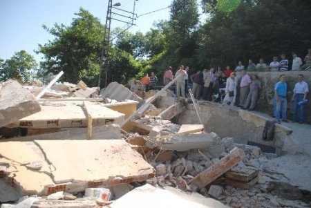 Çatlaklar Nedeniyle Boşaltılan 4 Katlı Bina Tahliyeden Yarım Saat Sonra Çöktü