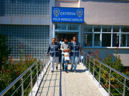 Çayırova ve Darıca'da toplam 30 eve giren iki ayrı hırsızlık şebekesi çökertildi