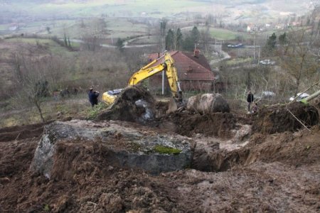 Çaylıoğlu beldesinde dev kayalar boşaldı, felaketin eşiğinden dönüldü