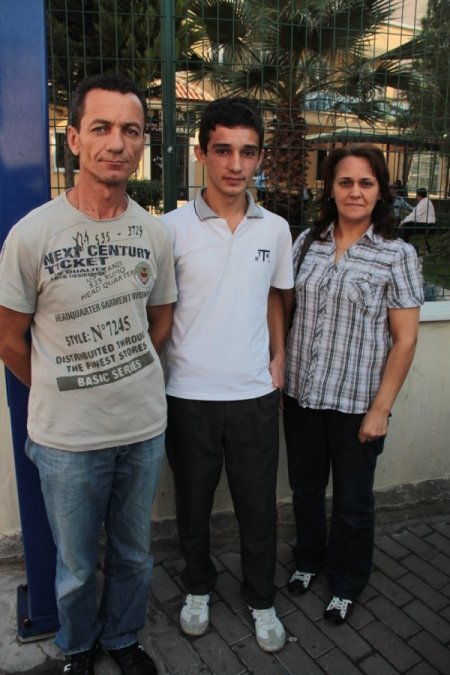 Cebinde 2 lira olan lise öğrencisi, bulduğu bilgisayarı polise teslim etti