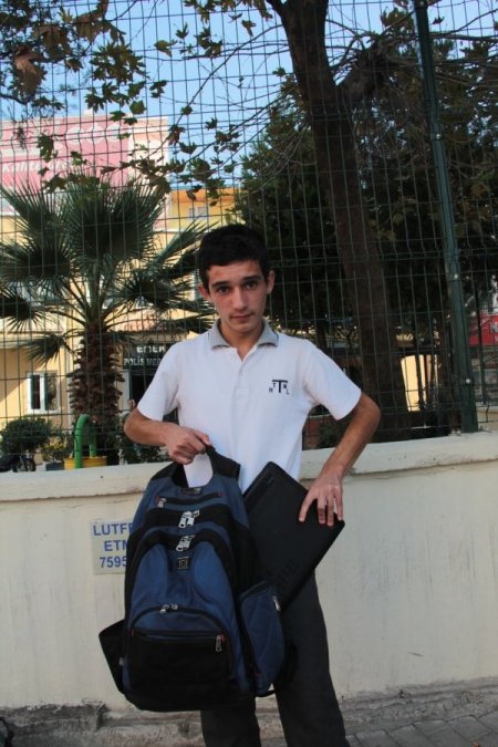 Cebinde 2 lira olan lise öğrencisi, bulduğu bilgisayarı polise teslim etti