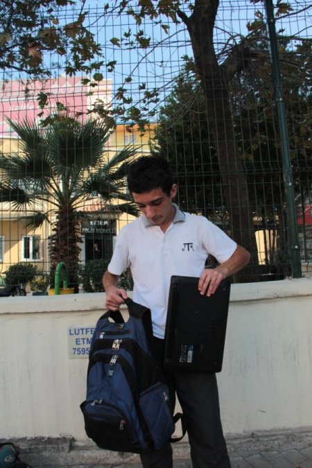 Cebinde 2 lira olan lise öğrencisi, bulduğu bilgisayarı polise teslim etti